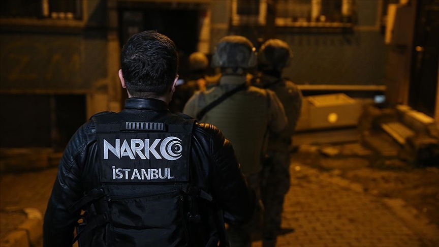 İstanbul Maltepe'de yasaklı madde sattıkları iddiasıyla gözaltına alınan 2 şüpheliden