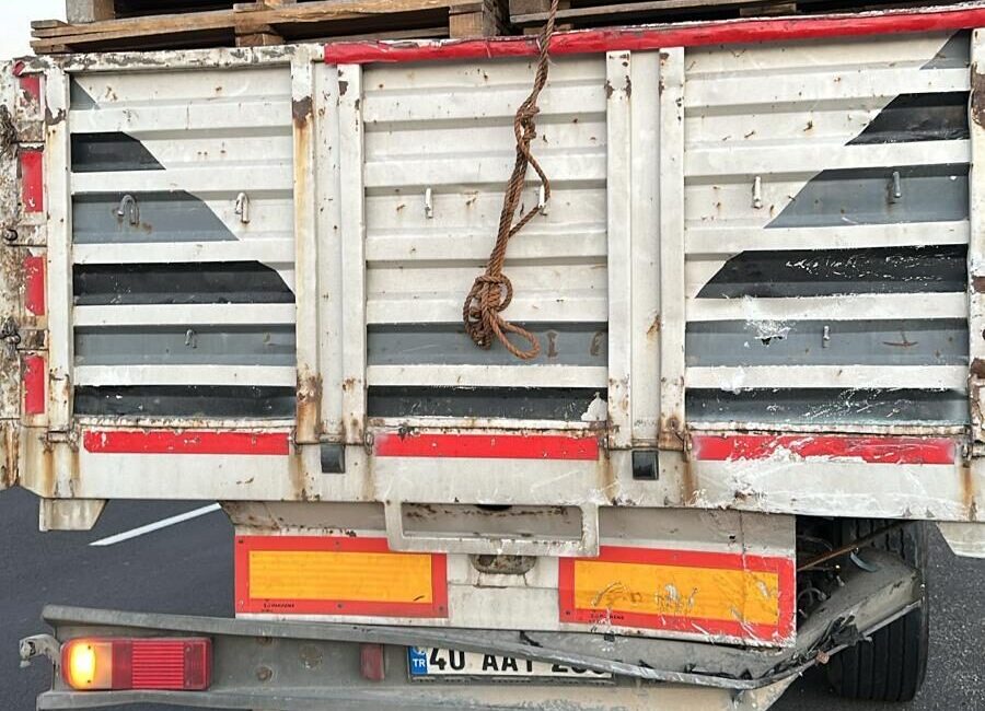 Nevşehir'de tıra arkadan çarpan hafif ticari aracın sürücüsü yaşamını yitirdi.