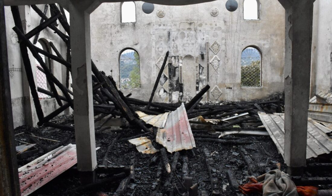 Ordu'nun Altınordu ilçesinde çıkan yangında cami kullanılamaz hale geldi.