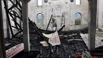 Ordu'nun Altınordu ilçesinde çıkan yangında cami kullanılamaz hale geldi.