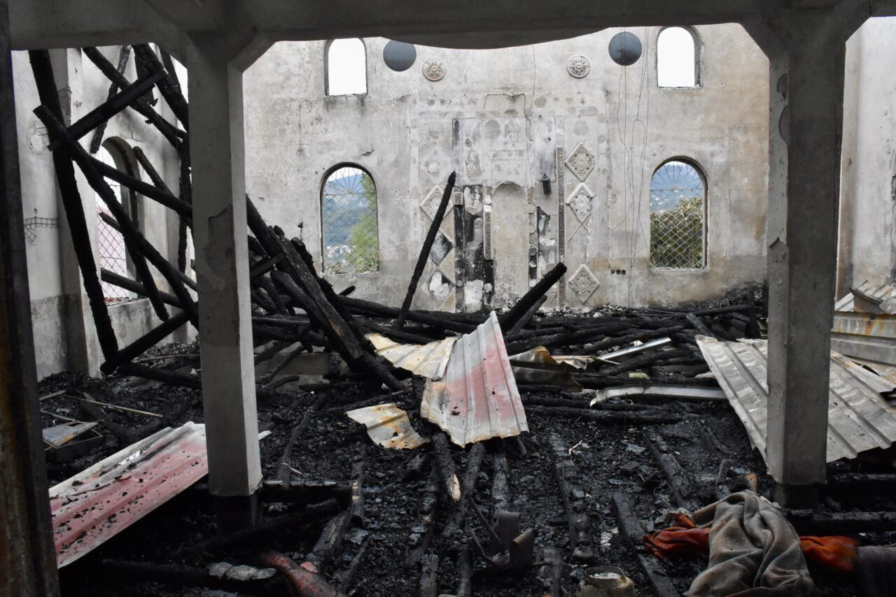 Ordu'nun Altınordu ilçesinde çıkan yangında cami kullanılamaz hale geldi.