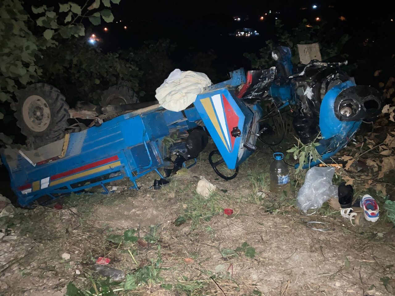 Ordu'nun Ünye ilçesinde tarım aracının şarampole devrildiği kazada aynı aileden