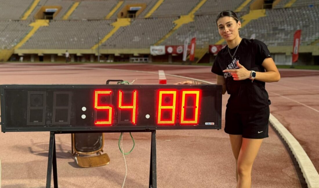  Özel sporcu Aysel Önder, İzmir'de düzenlenen Türkiye şampiyonasında kendisine ait