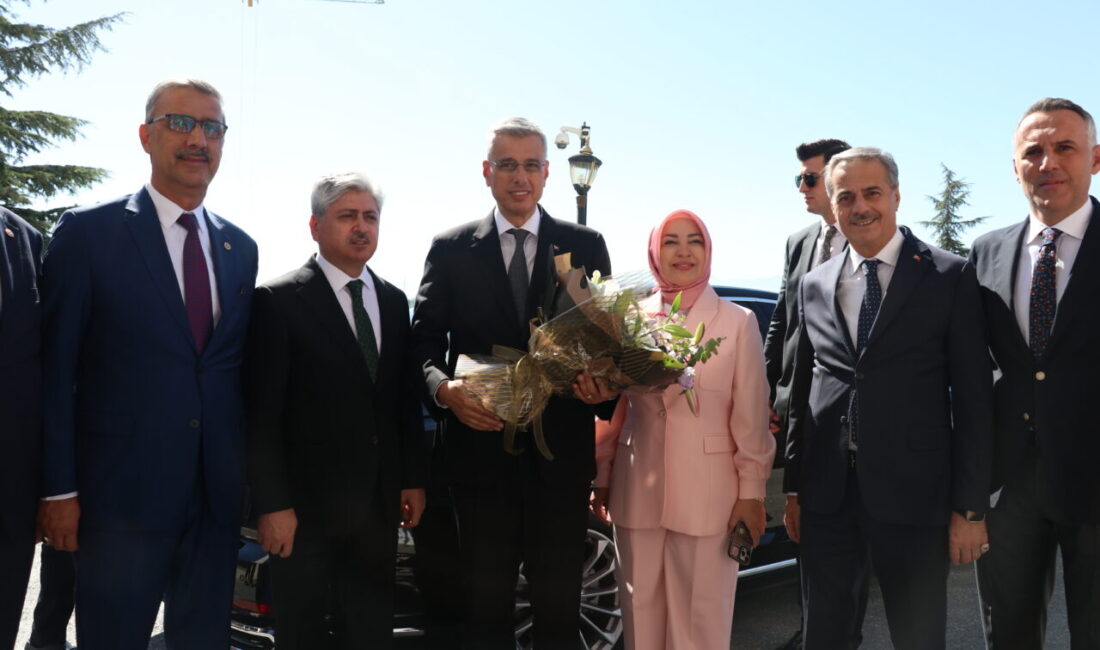 Programı kapsamında Sakarya'ya gelen Sağlık Bakan Kemal Memişoğlu, Valiliği ziyaret