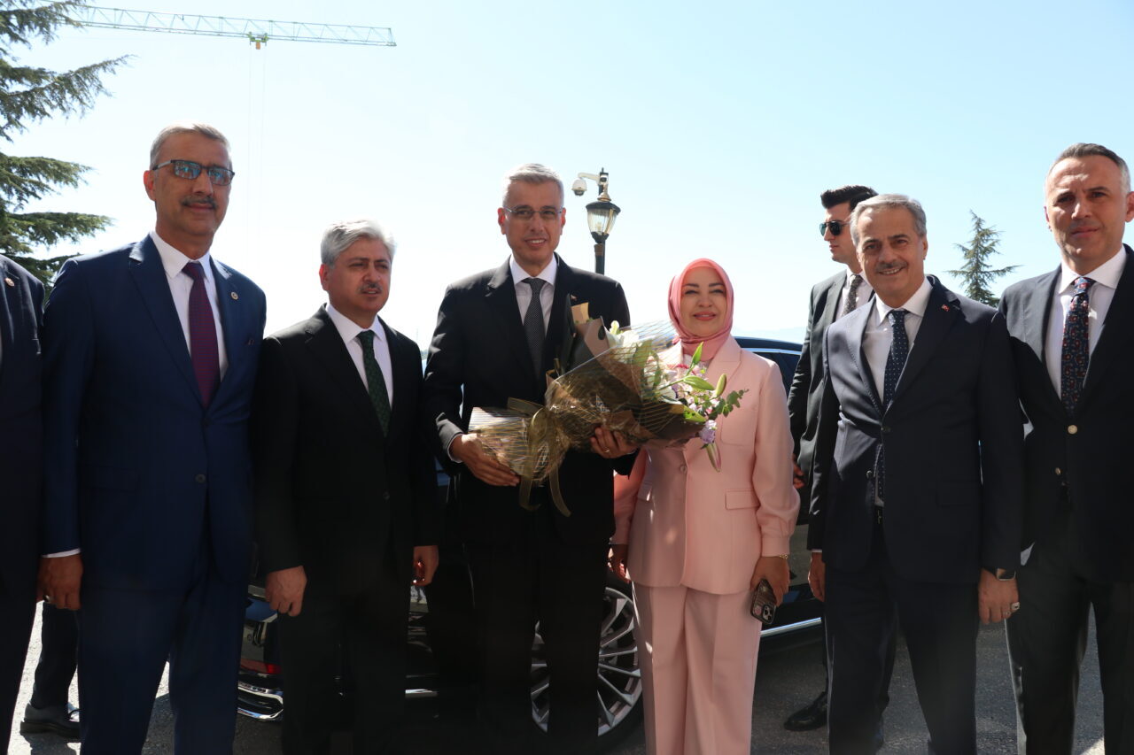 Programı kapsamında Sakarya'ya gelen Sağlık Bakan Kemal Memişoğlu, Valiliği ziyaret