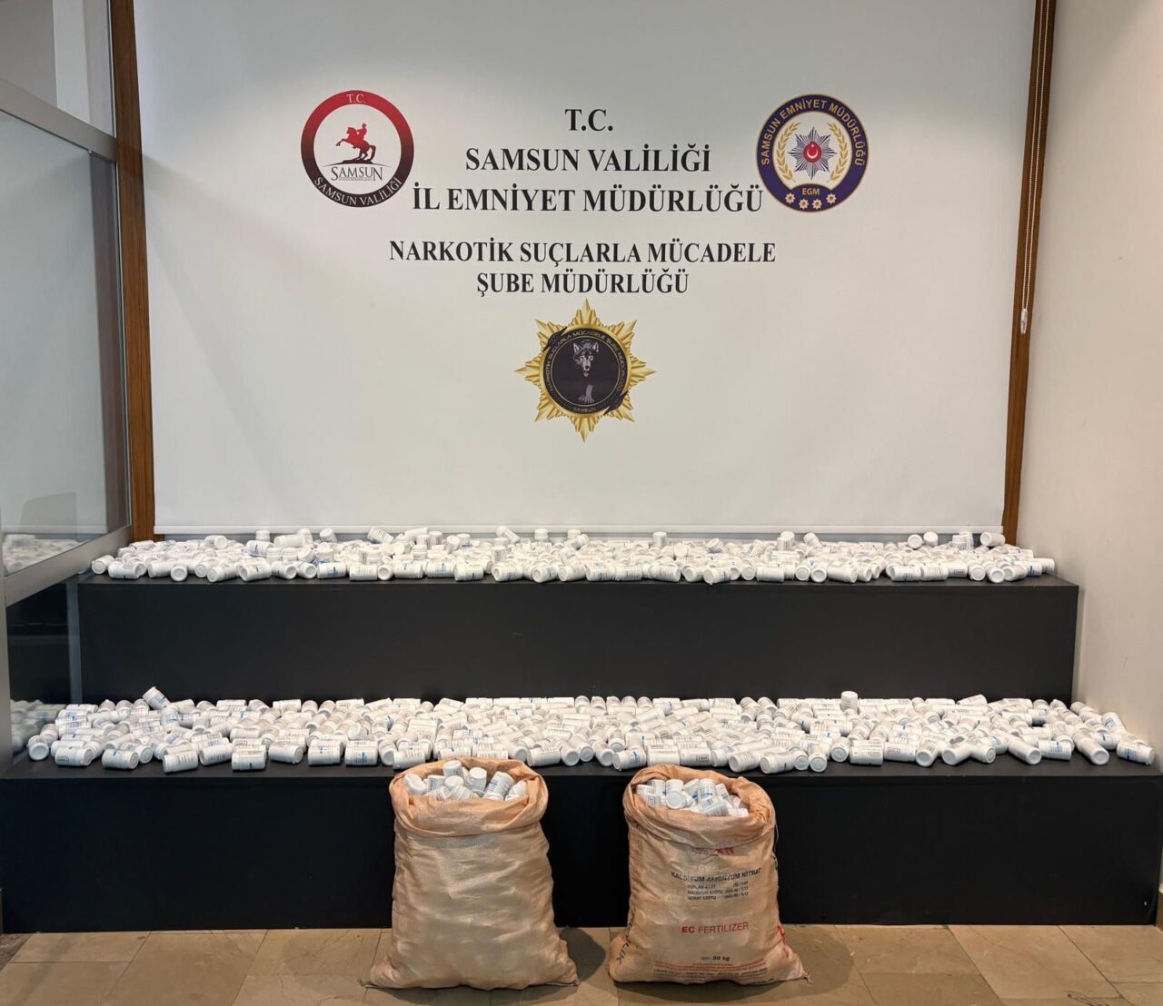  Samsun'un 19 Mayıs ilçesinde ahıra gizlenen 53 bin 872 sentetik