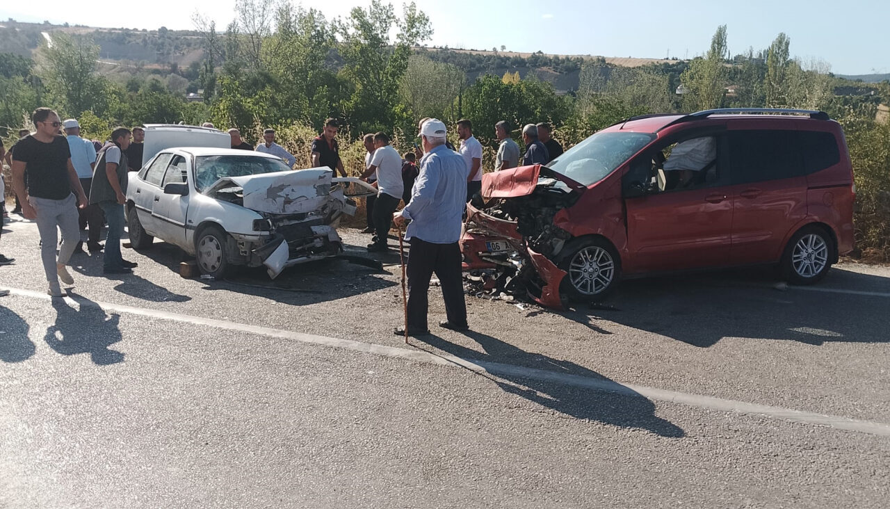 Samsun'un Vezirköprü ilçesinde iki otomobilin çarpışması sonucu 1 kişi hayatını