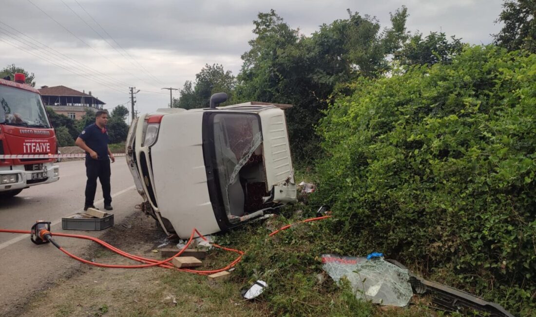 Samsun'un Çarşamba ilçesinde devrilen kamyonetin sürücüsü öldü, 2 kişi yaralandı.