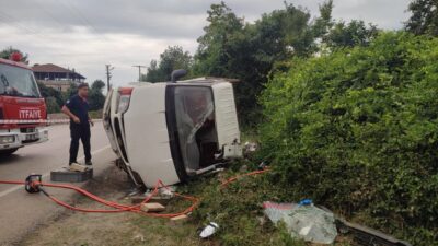 Samsun'un Çarşamba ilçesinde devrilen kamyonetin sürücüsü öldü, 2 kişi yaralandı.