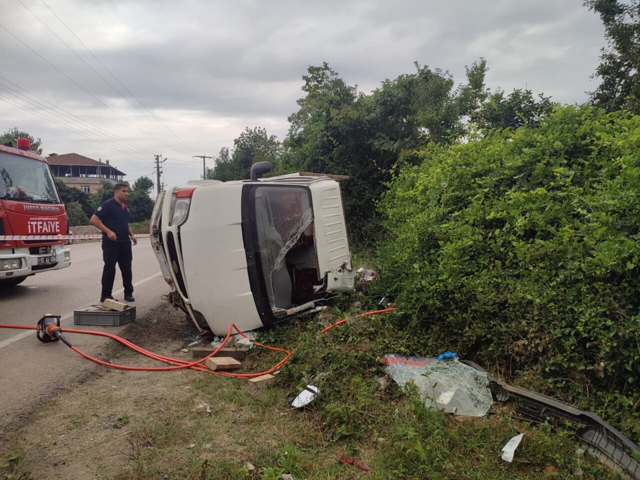 Samsun'un Çarşamba ilçesinde devrilen kamyonetin sürücüsü öldü, 2 kişi yaralandı.