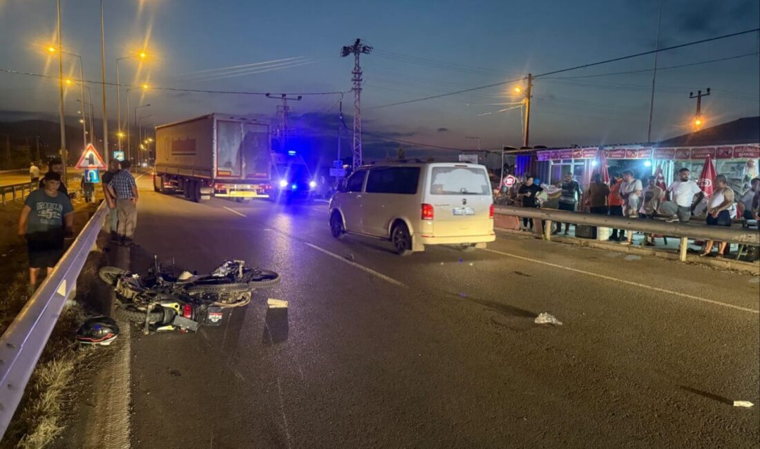 Samsun'un Alaçam ilçesinde, motosiklet ile elektrikli bisikletin çarpıştığı kazada 2