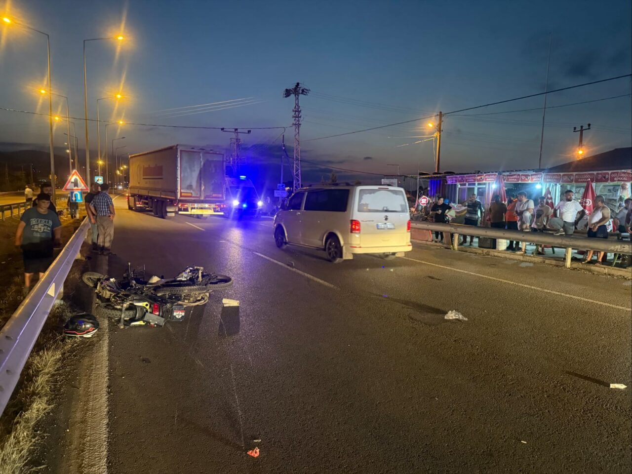 Samsun'un Alaçam ilçesinde, motosiklet ile elektrikli bisikletin çarpıştığı kazada 2