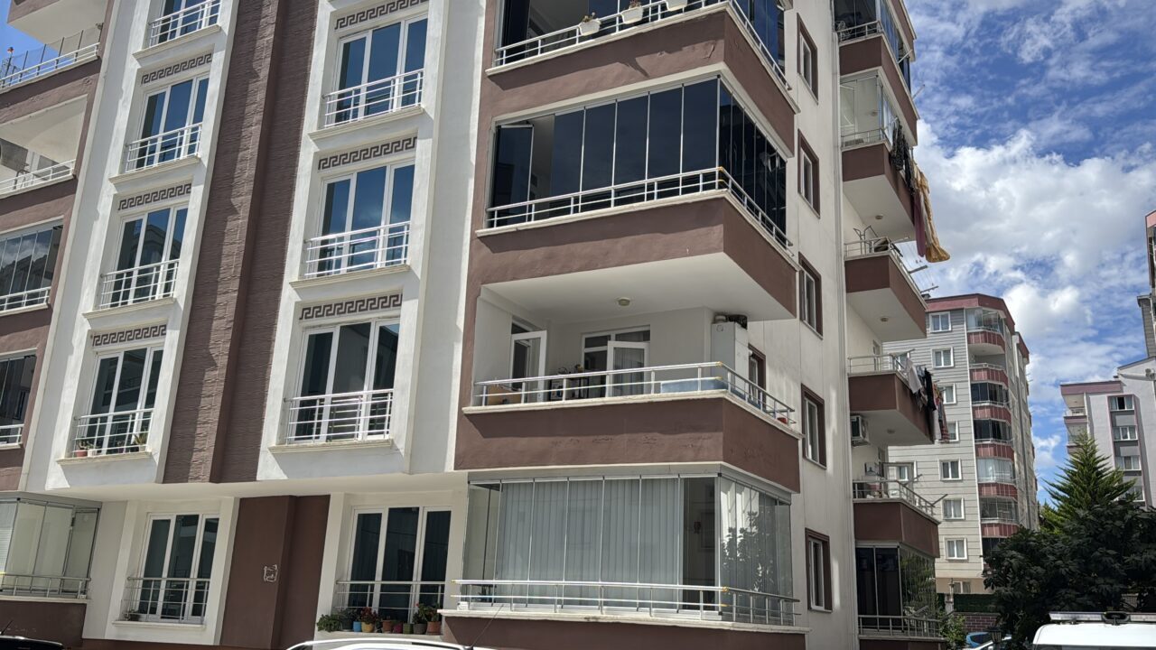  Samsun'un Atakum ilçesinde perde takarken 3. kattan düşen genç kız