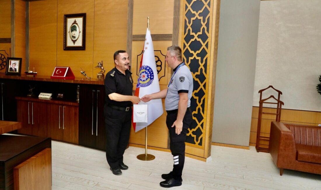 Samsun'un İlkadım ilçesinde, bankada tavırlarından şüphelendiği yaşlı adamın 780 bin