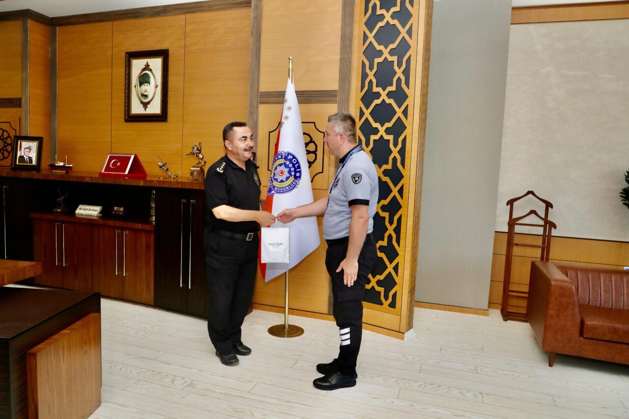 Samsun'un İlkadım ilçesinde, bankada tavırlarından şüphelendiği yaşlı adamın 780 bin