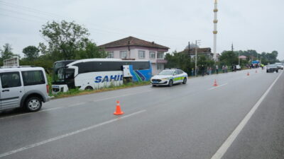  Samsun'un Terme ilçesinde yolcu otobüsünün, yolun kenarında kamyonete branda çekmeye