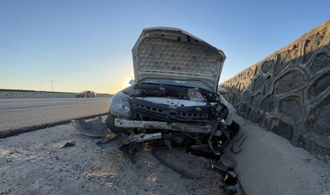  Şanlıurfa'nın Siverek ilçesinde istinat duvarına çarpan otomobildeki 4 kişi yaralandı.