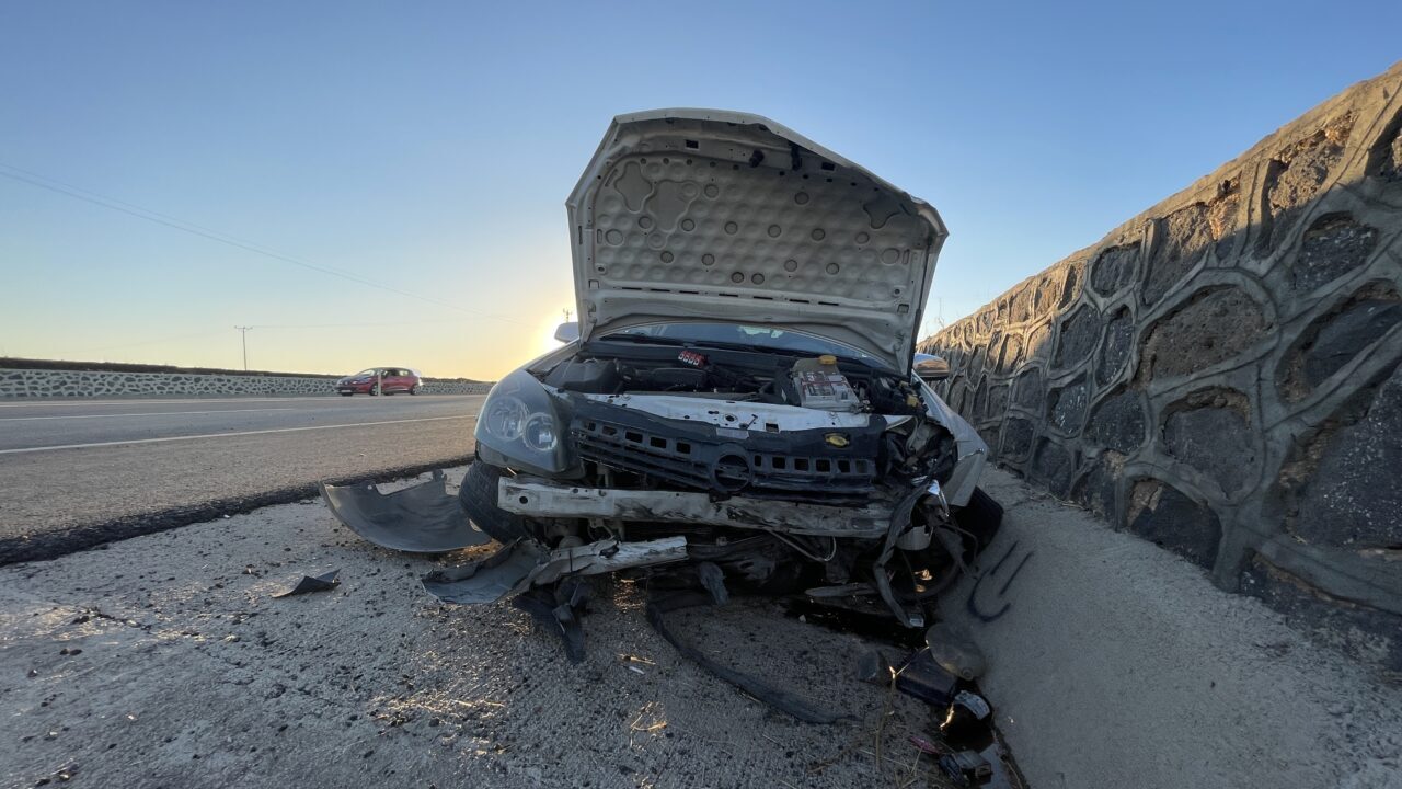  Şanlıurfa'nın Siverek ilçesinde istinat duvarına çarpan otomobildeki 4 kişi yaralandı.