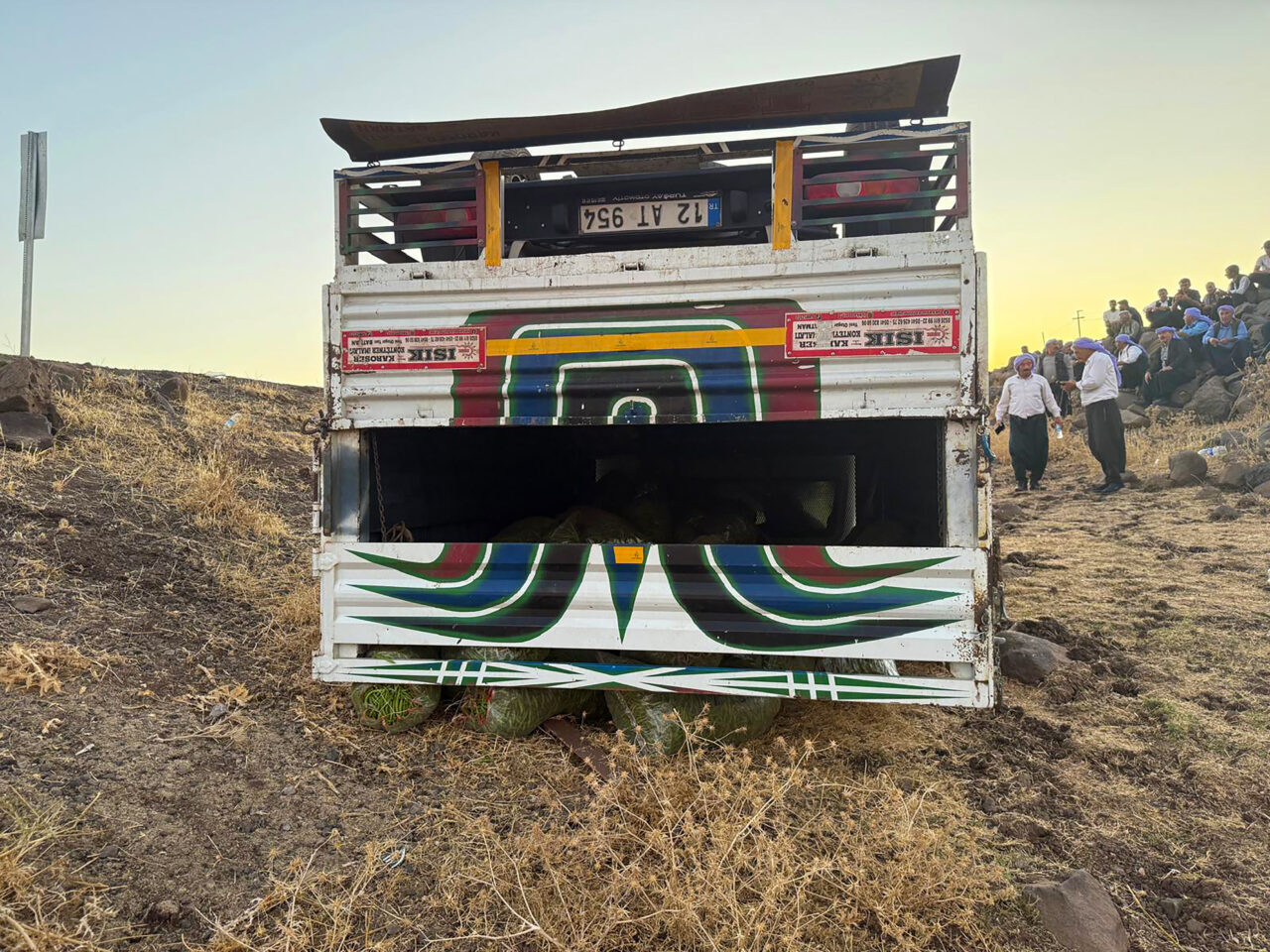 Şanlıurfa'nın Siverek ilçesinde şarampole devrilen pikaptaki 2 kişi yaralandı.