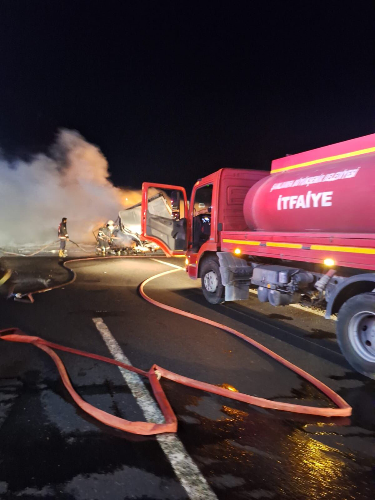  Şanlıurfa'nın Birecik ilçesinde seyir halindeki motor yağı yüklü tırda çıkan