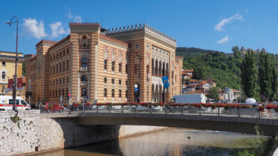 Bosna Hersek'teki savaşta Sırp birliklerinin bombardımanıyla 33 yıl önce yakılan