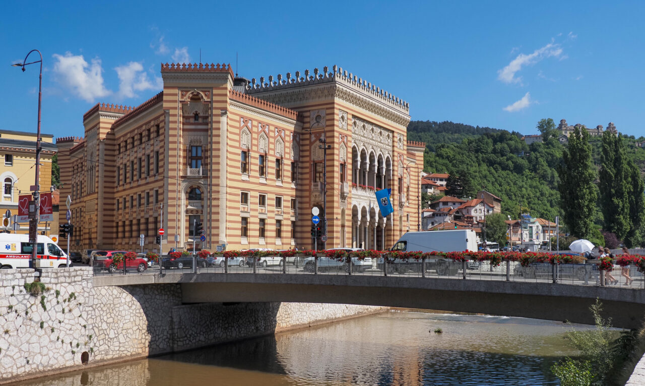 Bosna Hersek'teki savaşta Sırp birliklerinin bombardımanıyla 33 yıl önce yakılan