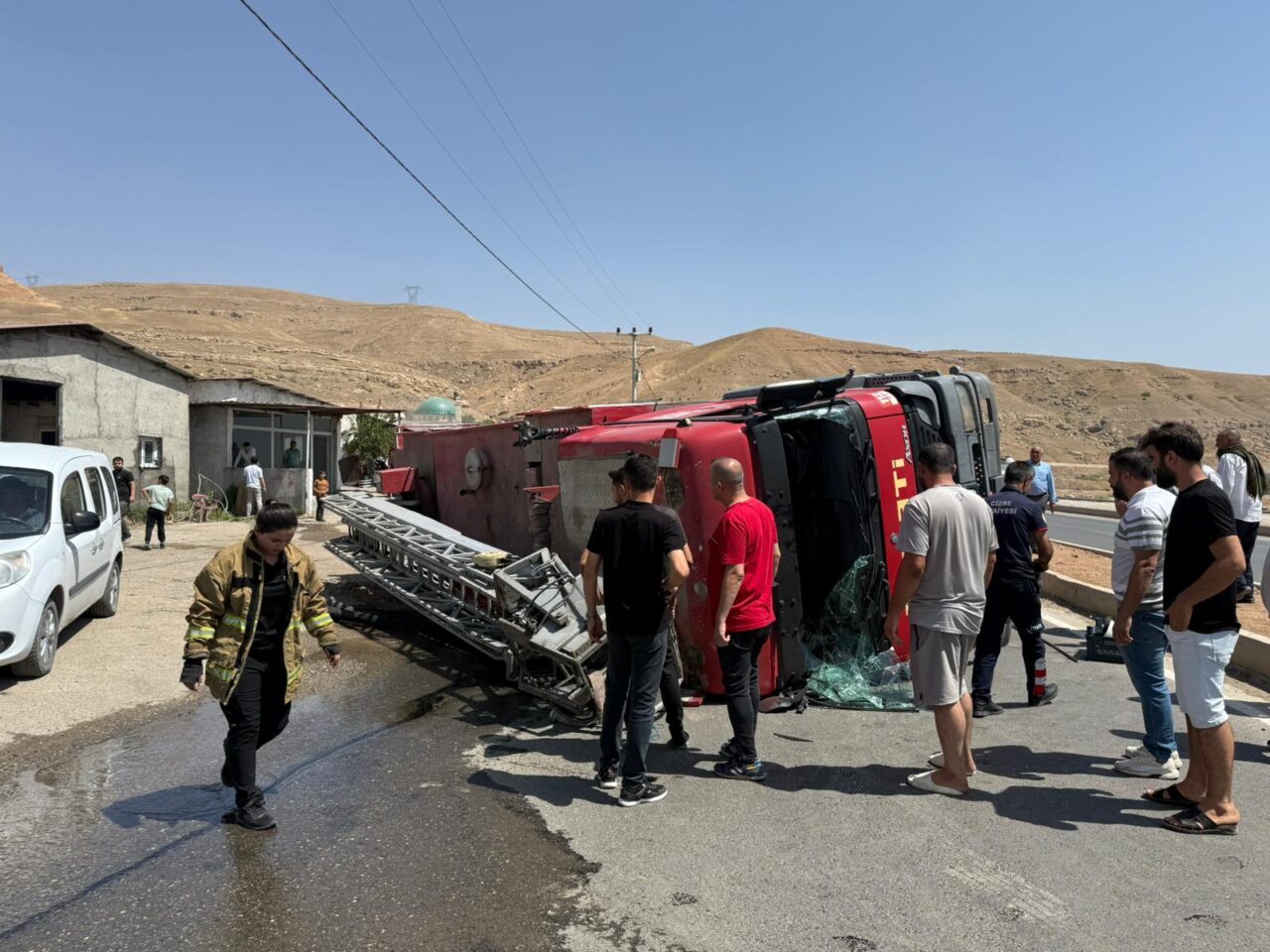 Şırnak’ın Cizre ilçesinde yangına giderken devrilen itfaiye aracında bulunan 5
