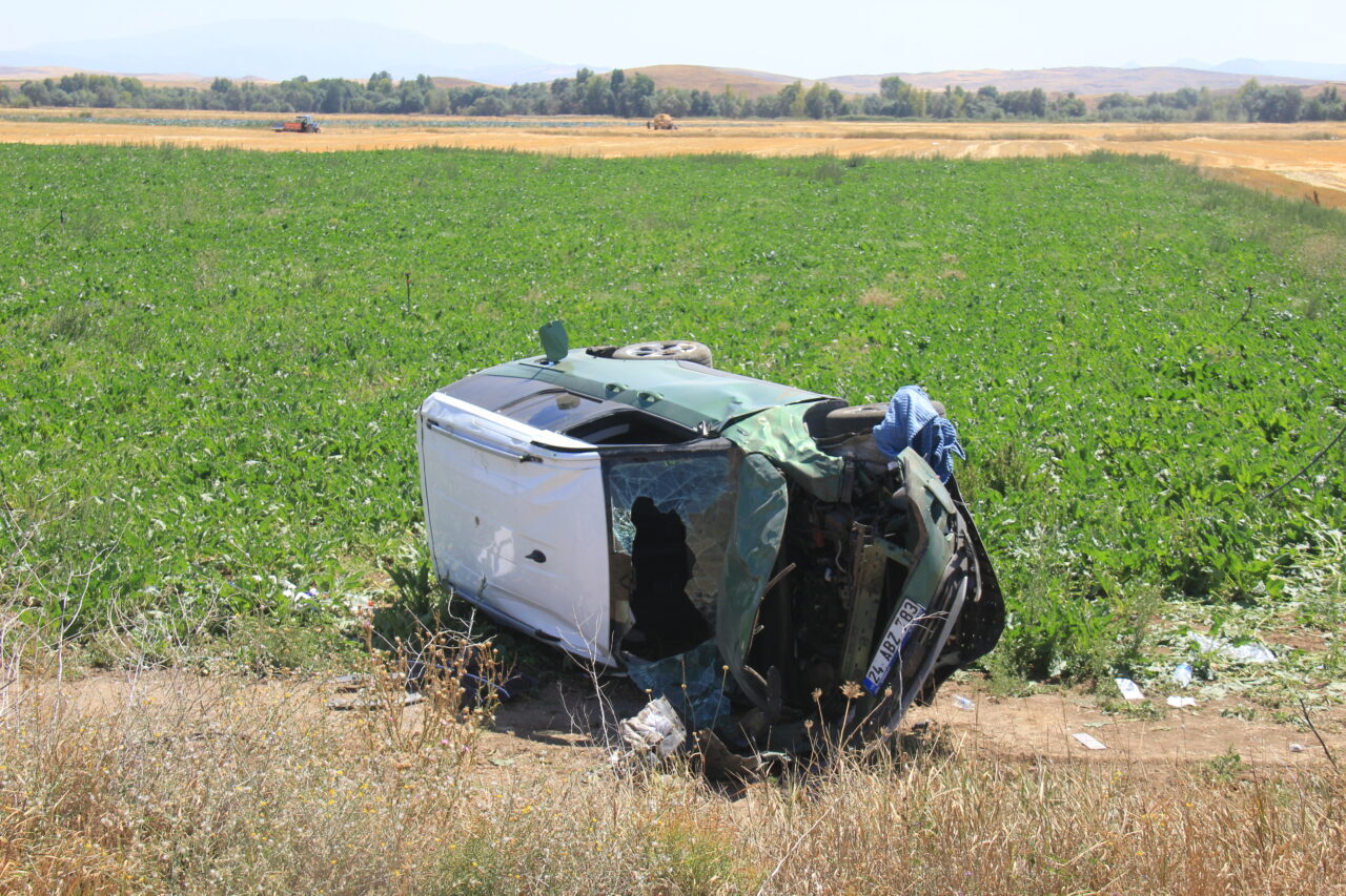  Sivas'ın Hafik ilçesinde hafif ticari aracın devrilmesi sonucu 5 kişi