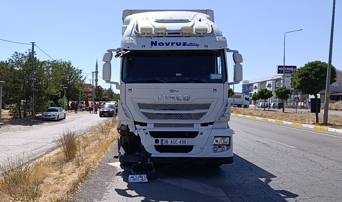 Sivas'ın Şarkışla ilçesinde tırla çarpışan elektrikli motosikletin sürücüsü hayatını kaybetti.