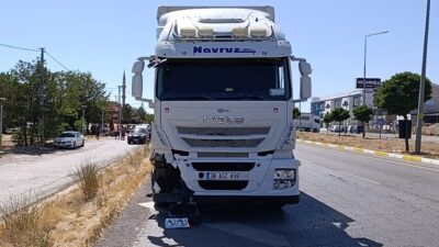 Sivas'ın Şarkışla ilçesinde tırla çarpışan elektrikli motosikletin sürücüsü hayatını kaybetti.
