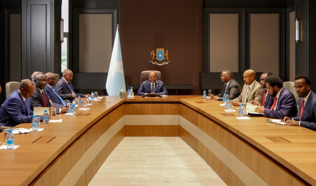  Somali Cumhurbaşkanı Hasan Şeyh Mahmud, Sudan İstihbarat Teşkilatı Başkanı Ahmed