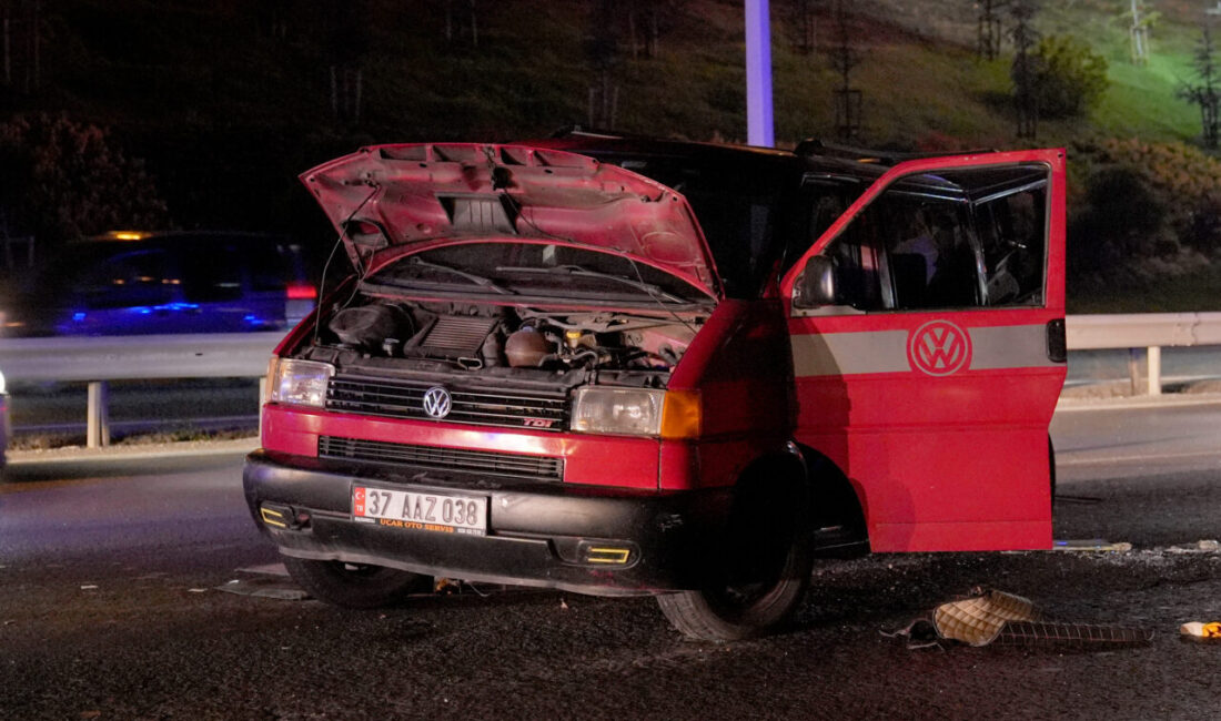 İstanbul'un ilçesi Sultanbeyli'de iki minibüsün çarpışması sonucu aralarında turistlerin de