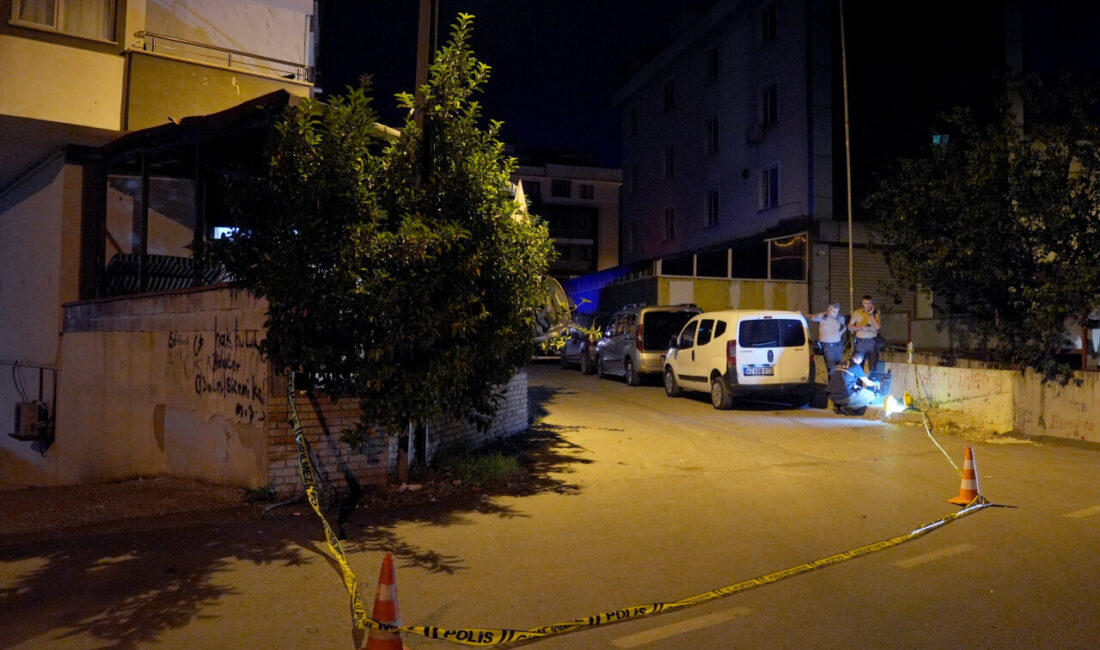 İstanbul ilçesi Sultanbeyli'de yaşanan silahlı çatışmada bazı ev ve arabalara