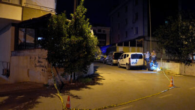 İstanbul ilçesi Sultanbeyli'de yaşanan silahlı çatışmada bazı ev ve arabalara