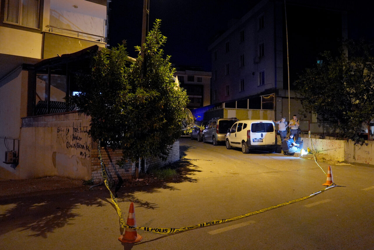 İstanbul ilçesi Sultanbeyli'de yaşanan silahlı çatışmada bazı ev ve arabalara