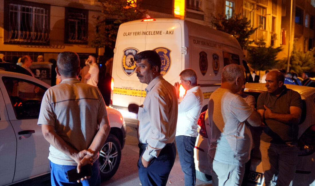 İstanbul'un ilçesi Sultangazi'de tartıştığı annesini silahla vurarak katleden şüpheli kaçtı.