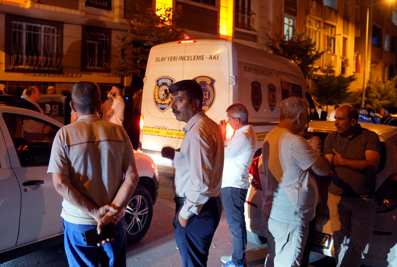 İstanbul'un ilçesi Sultangazi'de tartıştığı annesini silahla vurarak katleden şüpheli kaçtı.