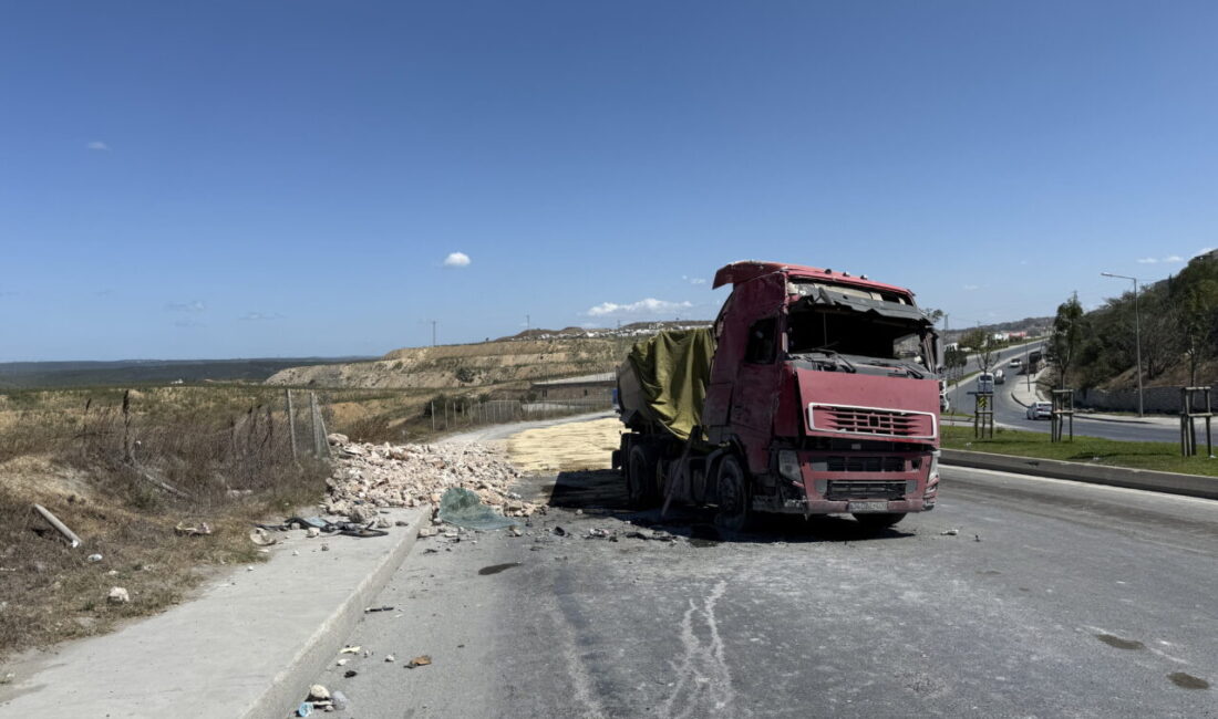 İstanbul'un ilçesi Sultangazi'de virajı alamayarak devrilen tırın sürücüsü yaralandı.