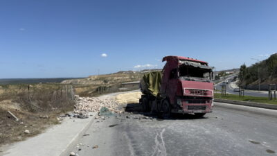 İstanbul'un ilçesi Sultangazi'de virajı alamayarak devrilen tırın sürücüsü yaralandı.