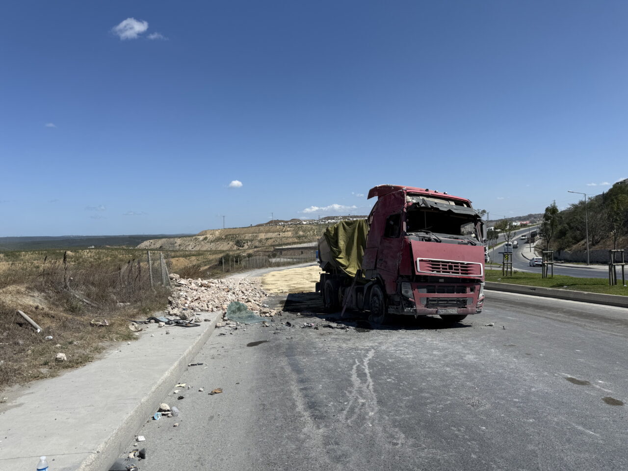 İstanbul'un ilçesi Sultangazi'de virajı alamayarak devrilen tırın sürücüsü yaralandı.