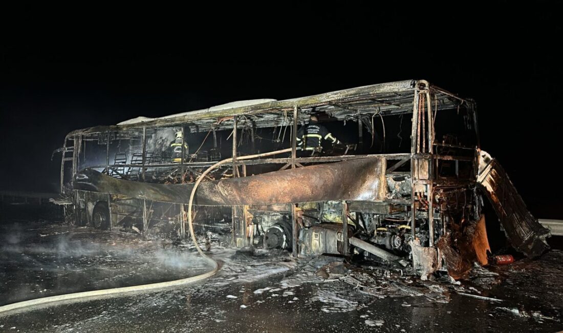  Tarsus-Adana-Gaziantep (TAG) otoyolunda seyir halindeyken yangın çıkan yolcu otobüsü kullanılamaz