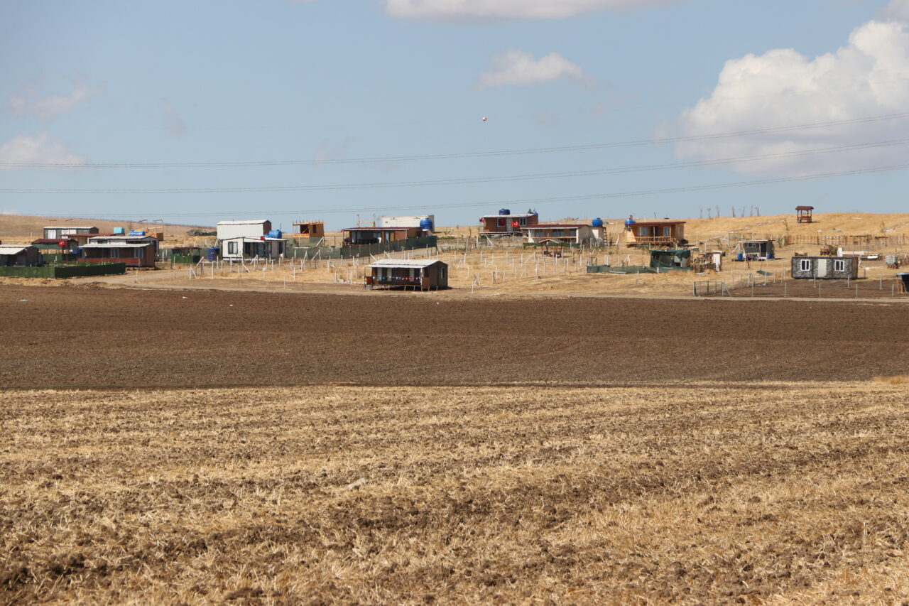  Tekirdağ'ın Marmaraereğlisi ilçesi Yeniçiftlik Mahallesi’nde çiftçiler, tarım arazilerine yerleştirilen konteyner