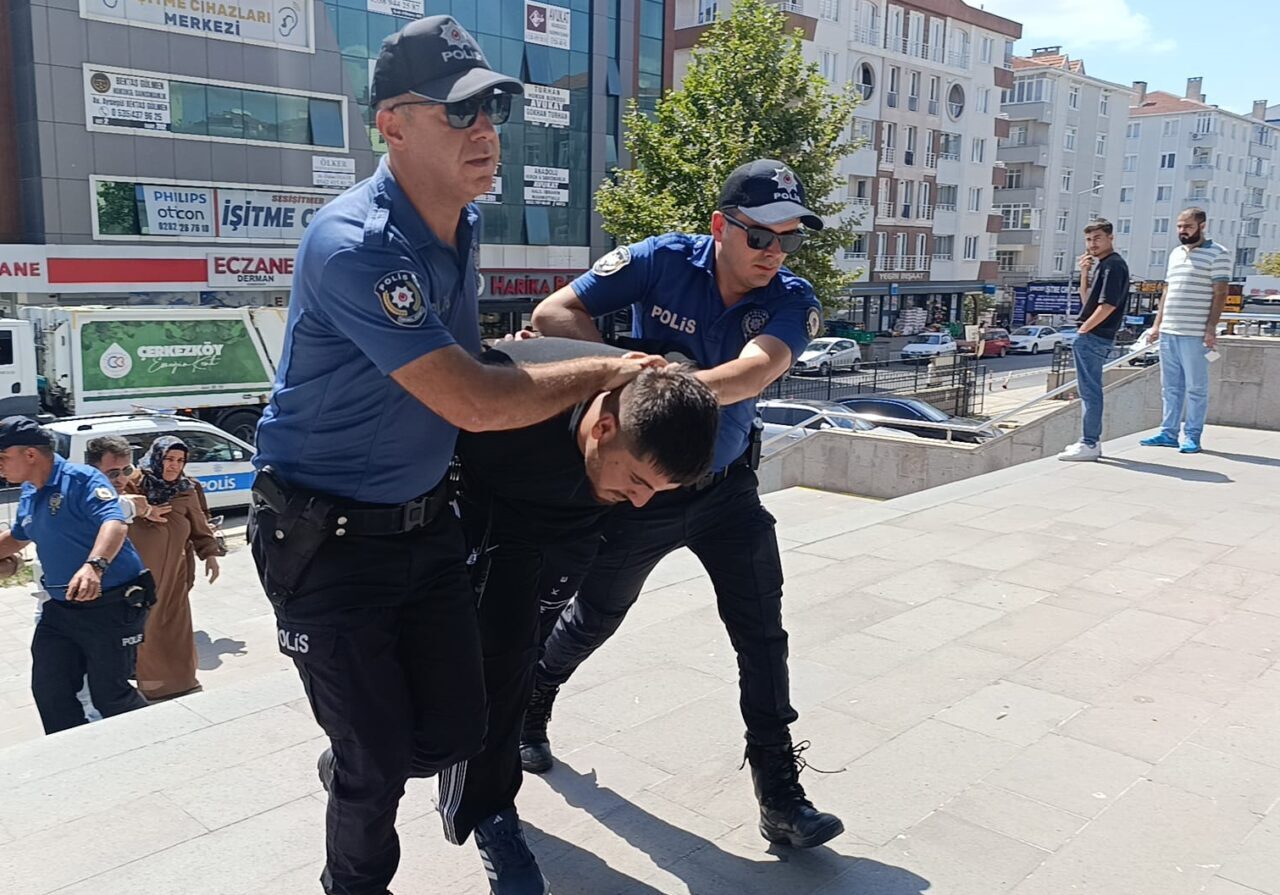  Tekirdağ'ın Çerkezköy ilçesinde düzenlenen uyuşturucu operasyonunda gözaltına alınan 2 şüpheliden