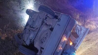  Tokat'ın Yeşilyurt ilçesinde devrilen otomobildeki 3 kişi yaralandı.