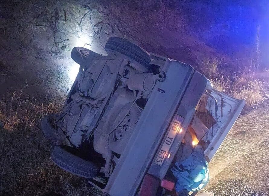  Tokat'ın Yeşilyurt ilçesinde devrilen otomobildeki 3 kişi yaralandı.