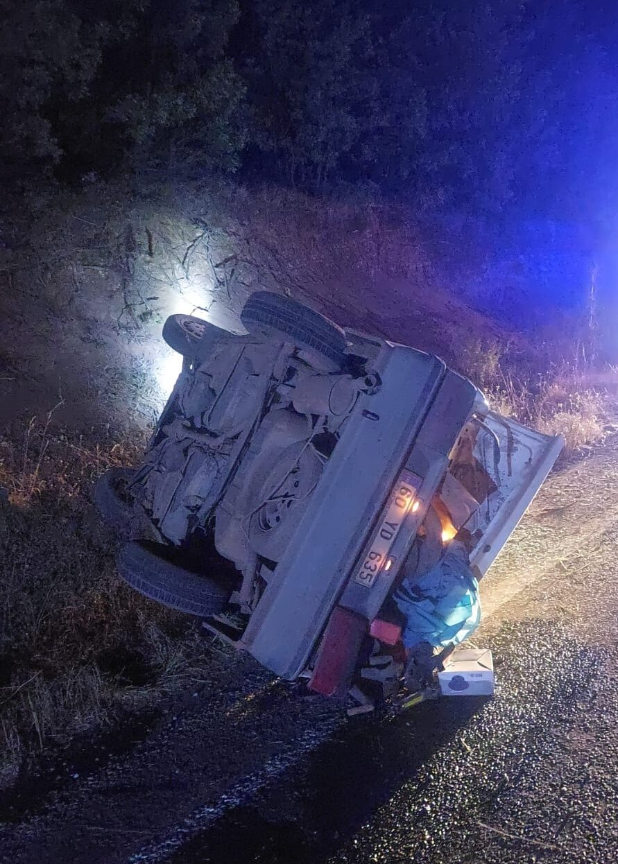  Tokat'ın Yeşilyurt ilçesinde devrilen otomobildeki 3 kişi yaralandı.