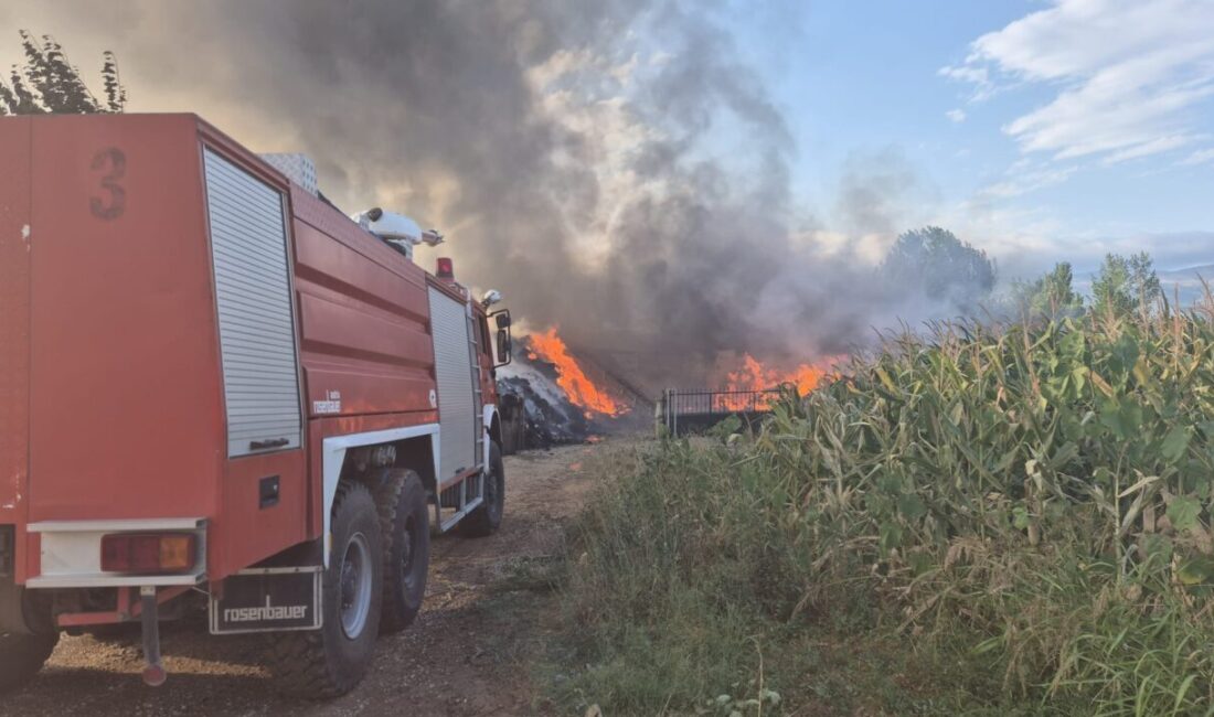  Tokat'ta kumaş deposunda çıkan yangına itfaiye ekipleri müdahale ediliyor.