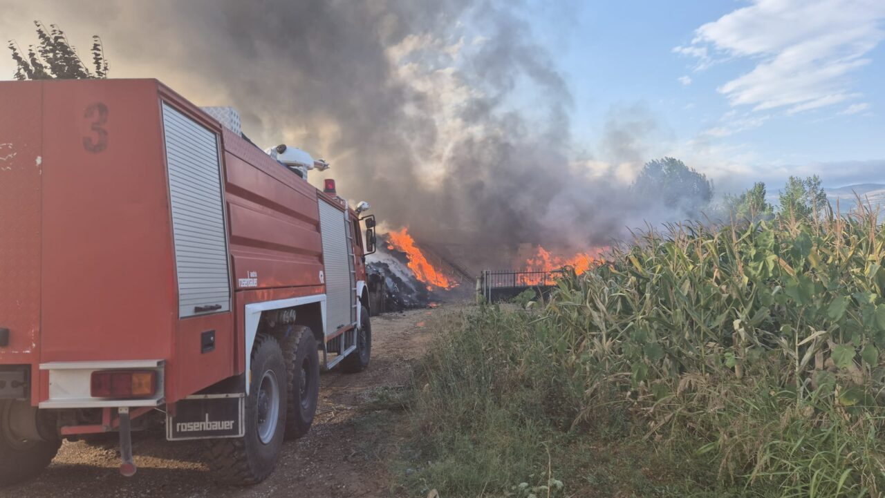  Tokat'ta kumaş deposunda çıkan yangına itfaiye ekipleri müdahale ediliyor.