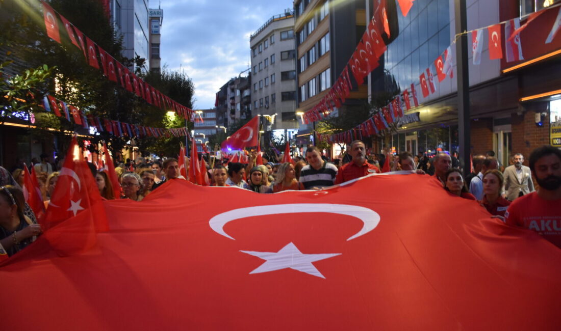 Trabzon'da, 30 Ağustos Zafer Bayramı kutlamaları kapsamında fener alayı yapıldı.