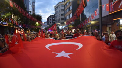 Trabzon'da, 30 Ağustos Zafer Bayramı kutlamaları kapsamında fener alayı yapıldı.